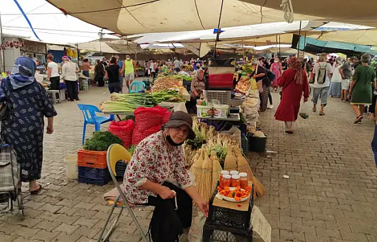 Salı pazarında alanda dertli satan da