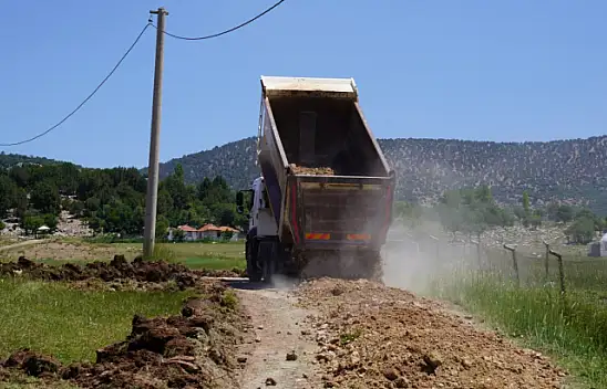 Seydikemer Belediyesi selden bozulan yolları hızla onarıyor
