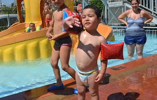 Sıcak havadan bunalanlar soluğu su parklarında aldı