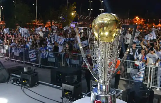 Şimşekler Kupayı Beşkaza'da Kaldırdı