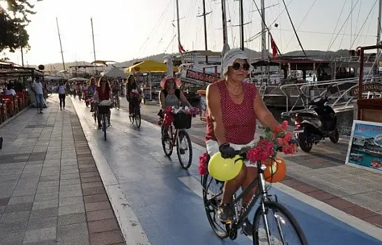 Süslü Kadınlar farkındalık için pedal çevirdi