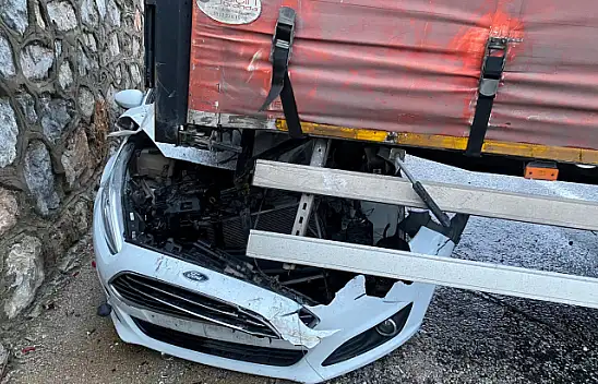 TIR VE OTOMOBİL ÇARPIŞTI