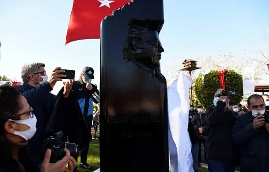 Uğur Mumcu Parkı'na yakışan anıt karanfillerle donatıldı