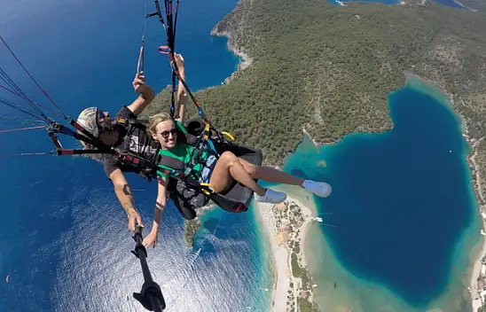 Ukraynalı acenteler paraşüt keyfi yaptı