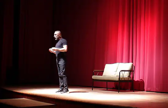 UMUT OĞUZ'UN KAHKAHA 'MIKNATIS'I BÜYÜK ALKIŞ TOPLADI