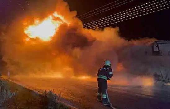 YOLCU OTOBÜSÜ KÜLE DÖNDÜ, YOLCULAR SON ANDA KURTULDU