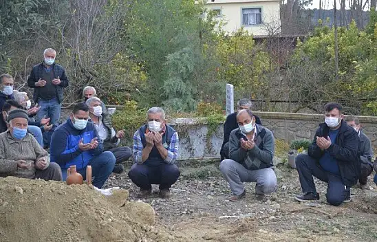 AK Partili Camuz annesini kaybetti