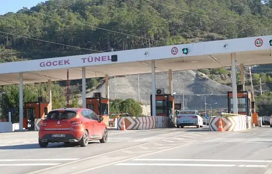 Araçların çoğu eski yoldan geçiyor