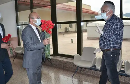 Başhekim Okulu'dan sağlık çalışanlarına kırmızı karanfiller