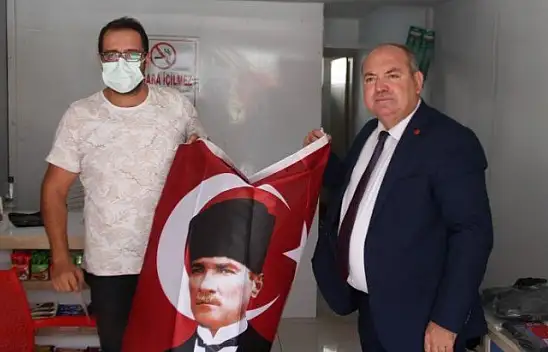 Başkanlardan Fethiye esnaflarına Türk Bayrağı