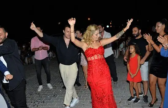 Begüm ile Mert çiftinin kınası coşkulu geçti