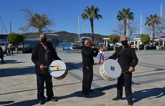 Beşkaza Meydanı'nda davullu zurnalı eylem 