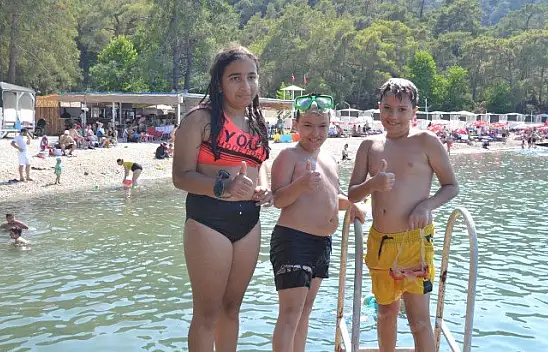 Büyük Samanlık plajında bayram yoğunluğu