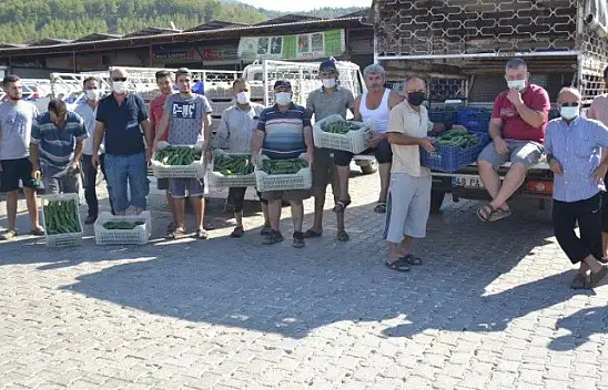 ÇİFTÇİLER İSYANDA SALATALIK BAŞKA ŞEHİRDE 2.50, FETHİYE'DE 80 KURUŞ