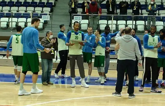 Dernek üyeleri basketbol takımını antrenmanda ziyaret ettiler