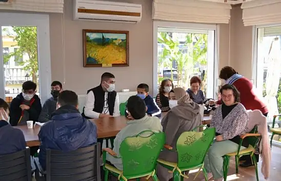 Engelleri Aşan Okul'dan Yaşlılara Ziyaret