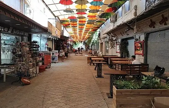 Fethiye'de hava sıcaklığı sokak ve caddeleri boşalttı
