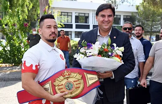 MİLLİ BOKSÖR ALCU, KARACA'YI ZİYARET ETTİ