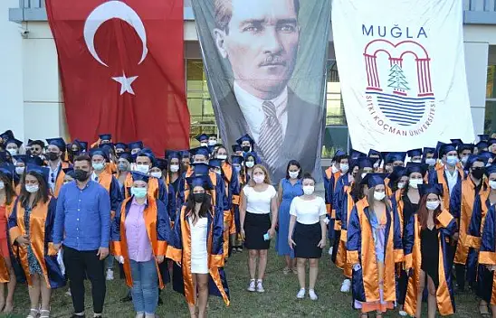 ÖĞRENCİLERİN MEZUNİYET HEYECANI