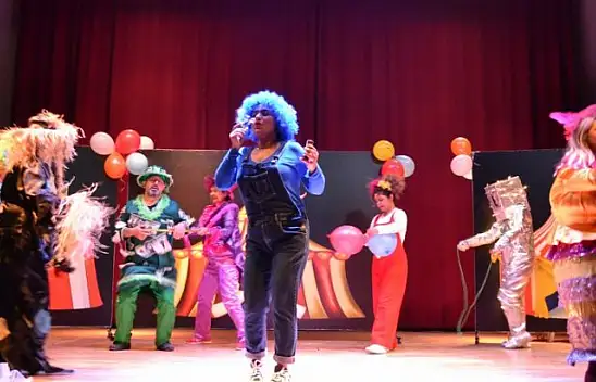 Öğretmenlerden tiyatro gösterisi