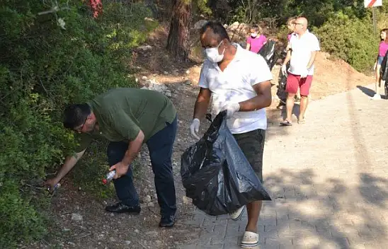 Ölüdeniz'de bayram sonu çevre temizliği yapıldı