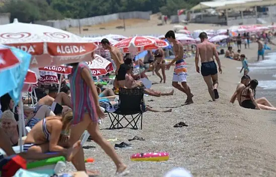 Ölüdeniz'de yerli ve yabancı turistlerden deniz keyfi