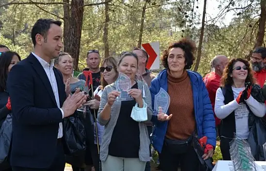 Sevgilerini, temizlik yaparak gösterdiler