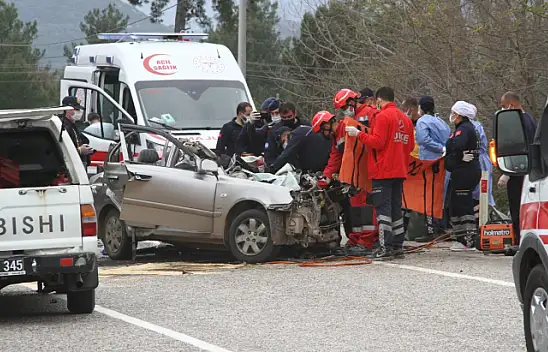Seydikemer'de tır ile otomobil çarpıştı: 5 ölü