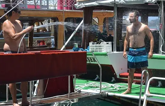 Su altında serinlediler