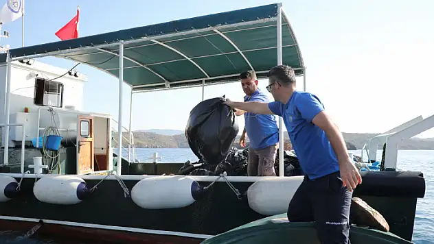 Atık Teknesi,  Muğla koylarından atık toplamak için demir alıyor