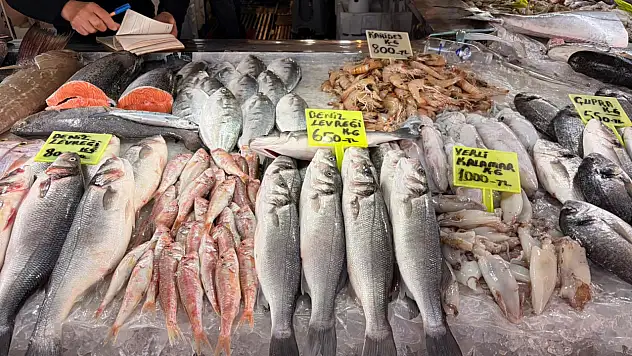 Balık Hali'nde tezgâhlar dolu: Hamsi ucuz, Barbun cep yakıyor