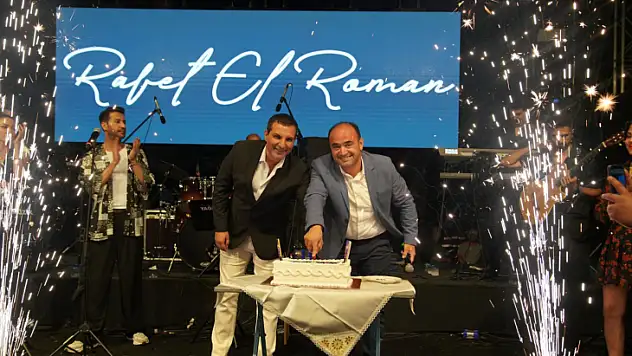 Başkan Akdenizli ve Rafet El Roman'a Doğum Günü Sürprizi