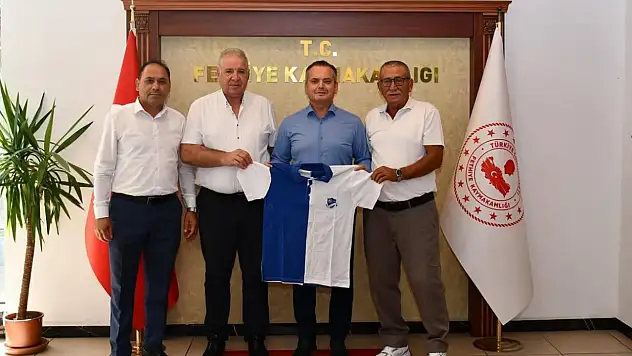 Başkan Çamlıca'dan Kaymakam Akkaya'ya Spor Forması Hediye