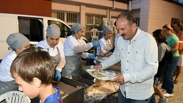 Başkan Saatcı ilk orucunu iftar çadırında açtı.  