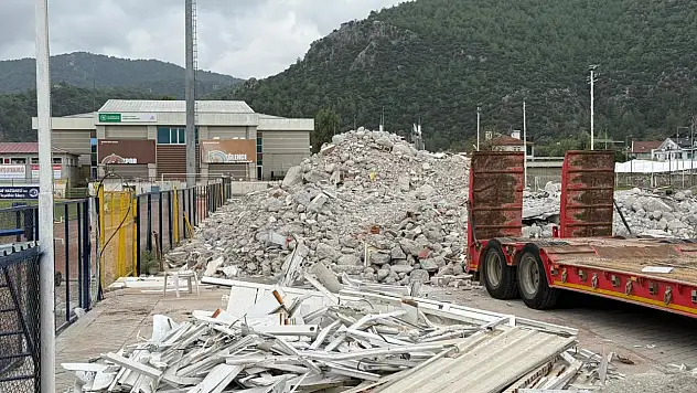 Betonarme tribünün yıkım işlemi tamamlandı