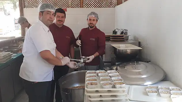 TATİLCİLERE AŞURE İKRAMI