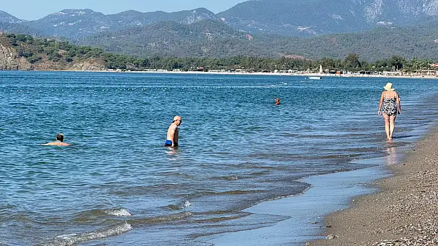 Çalış Plajı'nda denizin ve güneşin tadını çıkardılar