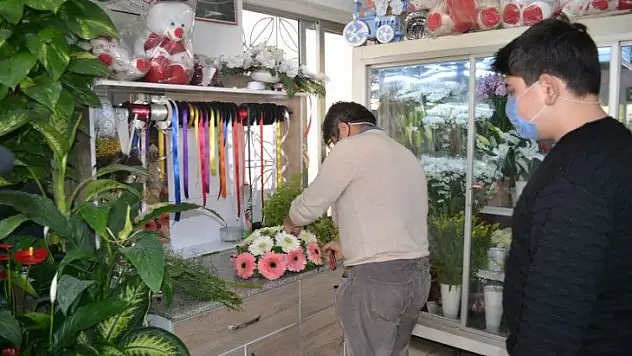 Çiçekçiler Sevgililer Günü'ne hazır 