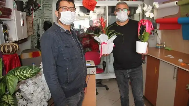 Çiçekçilerde Anneler Günü hazırlığı 
