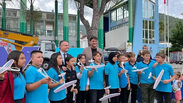 Çocukların model uçak sevinci