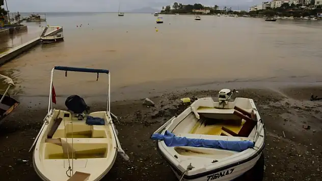 Datça'da deniz 15 dakikada çamurla kaplandı