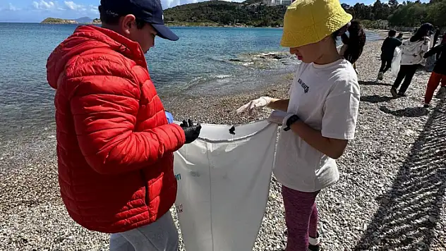 DATÇA'DA ÖĞRENCİLERDEN KIYI TEMİZLİĞİ