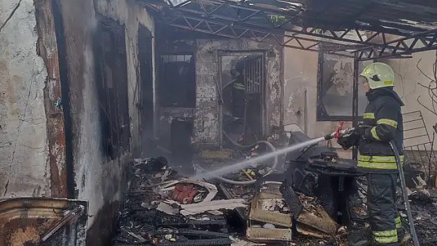 Depo olarak kullanılan ev yandı