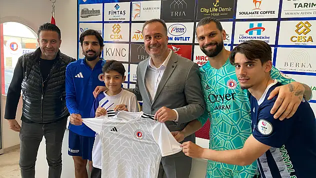 Dinçel'den minik taraftara anlamlı hediye