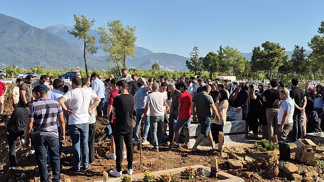 Evinde ölü bulunan Ebru son yolculuğuna  dualar ile uğurlandı