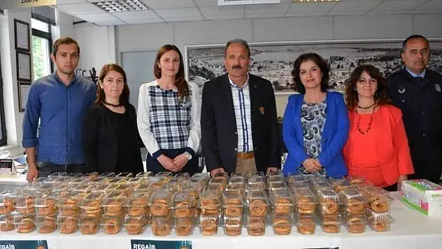 Fethiye Belediyesi kandil simidi dağıttı.