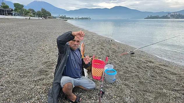 Fethiye Çalış Plajı'nda olta keyfi: 64 yaşında balık tutkusu