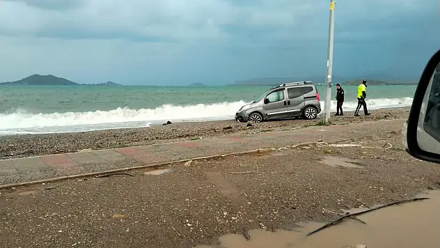 Fethiye Çalış Sahili'nde terk edilmiş araç bulundu