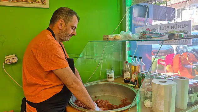 Fethiye'de Adıyaman usulü el yoğurması çiğ köfte