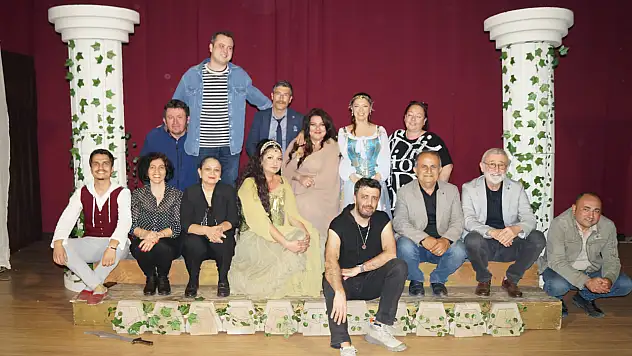 Fethiye'de 'Aşk Grevi' oyunu büyük ilgiyle izlendi